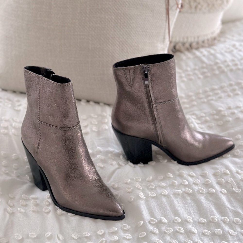 NWOT Paige metallic ankle boots